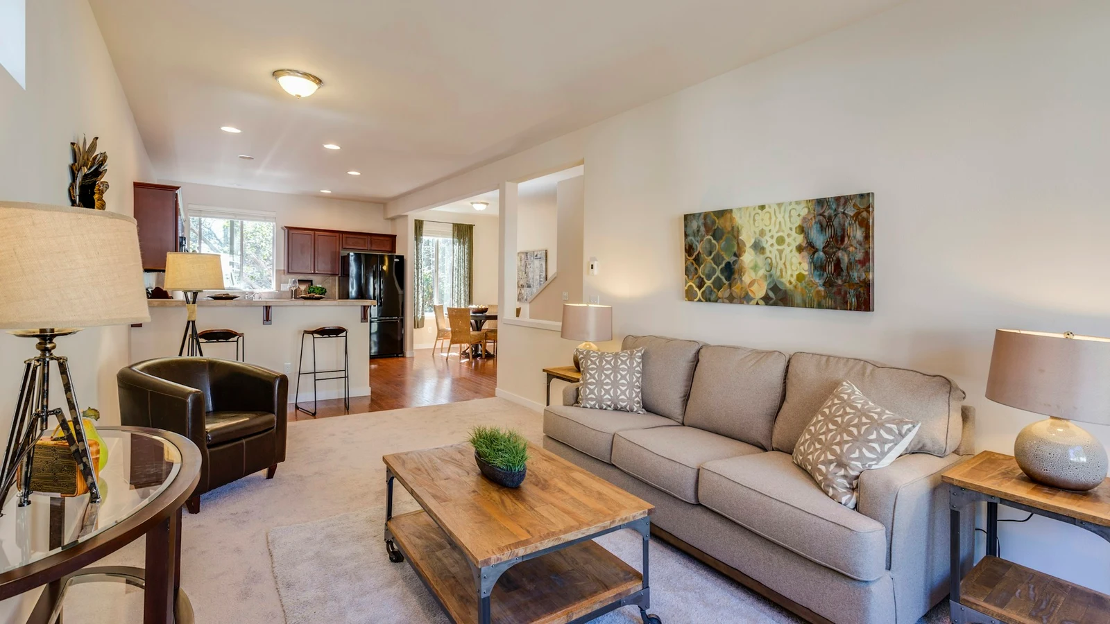 Couple de nouveaux arrivants consultant des annonces de logement sur ordinateur portable au Canada