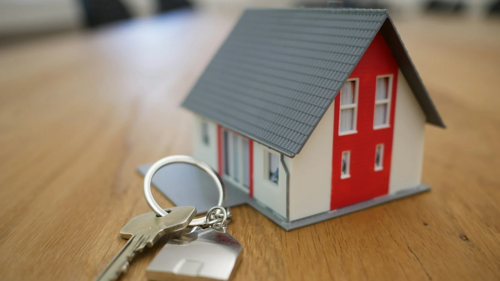 Professionnel IR Conciergerie accompagnant un couple lors d'une visite d'appartement au Canada