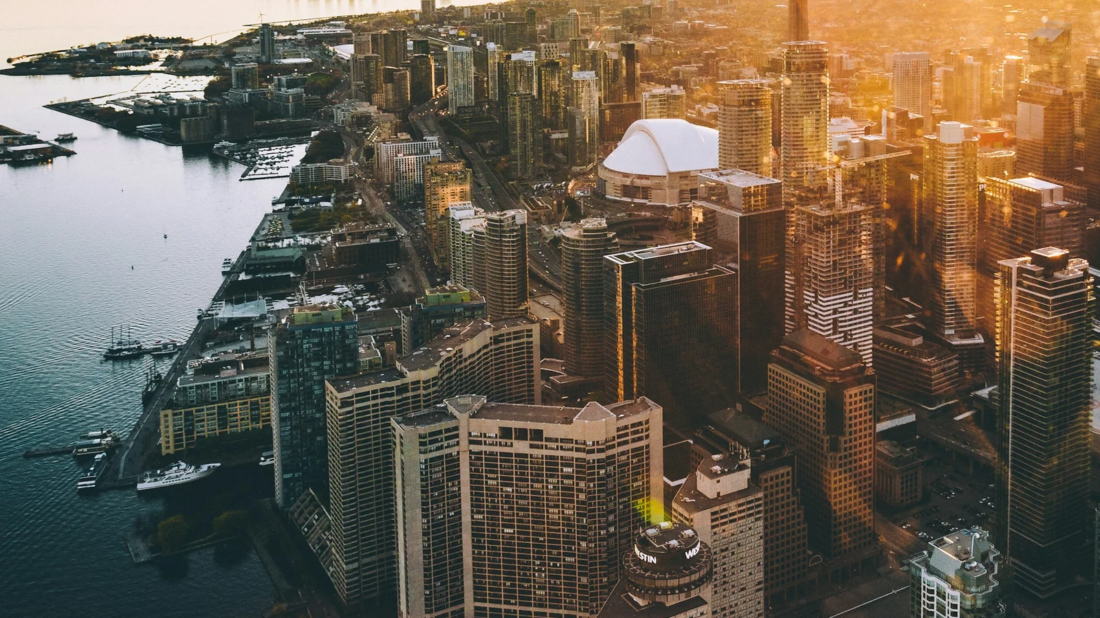 Skyline de Toronto avec la Tour CN et quartier résidentiel, guide pour s'installer à Toronto